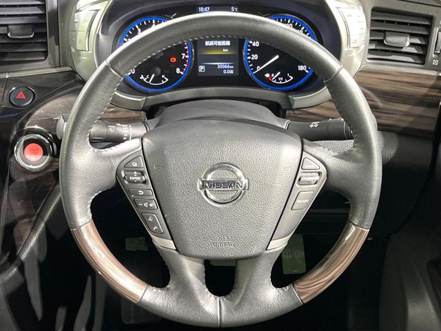 �C���e���A�ɍ��킹���f�U�C���̃X�e�A�����O�́A�^�]�������̂��Ƃ��l���A�^�]���₷���`��A�傫���ł��B�����x�A���ۂɐG���Ă��m���߂��������B