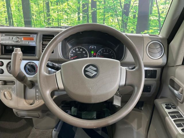 �C���e���A�ɍ��킹���f�U�C���̃X�e�A�����O�́A�^�]�������̂��Ƃ��l���A�^�]���₷���`��A�傫���ł��B�����x�A���ۂɐG���Ă��m���߂��������B