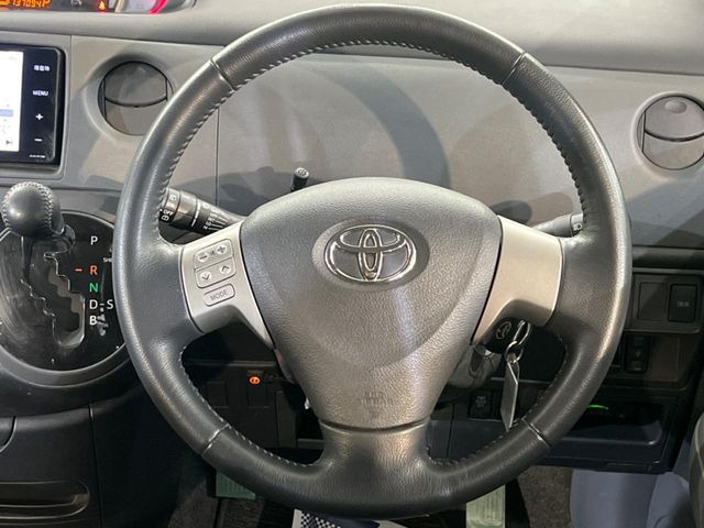 �C���e���A�ɍ��킹���f�U�C���̃X�e�A�����O�́A�^�]�������̂��Ƃ��l���A�^�]���₷���`��A�傫���ł��B�����x�A���ۂɐG���Ă��m���߂��������B