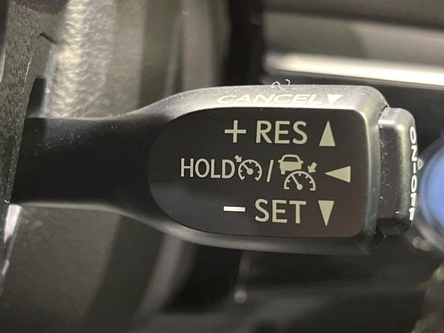 【レーダークルーズコントロール】高速道路での長距離走行が楽に!!自動で速度を保つクルーズコントロールが、衝突軽減システムと連携し、前方の車両を感知して車間を保つように速度調節してくれます!!