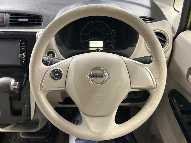 �C���e���A�ɍ��킹���f�U�C���̃X�e�A�����O�́A�^�]�������̂��Ƃ��l���A�^�]���₷���`��A�傫���ł��B�����x�A���ۂɐG���Ă��m���߂��������B