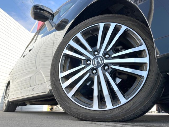 �y����18�C���`�A���~�z�C�[���z�O�ςɃ}�b�`���������A���~�z�C�[���𑕒����Ă���܂��B�e��ЊO�A���~�z�C�[����A�X�^�b�h���X�^�C�����戵�����Ă���܂��B���񂲑��k����������