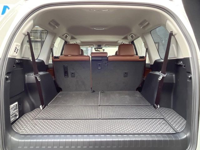 後席を格納すると、これだけの広さが!シーンに合わせたシートアレンジで、大きな荷物も積むことが出来ます♪