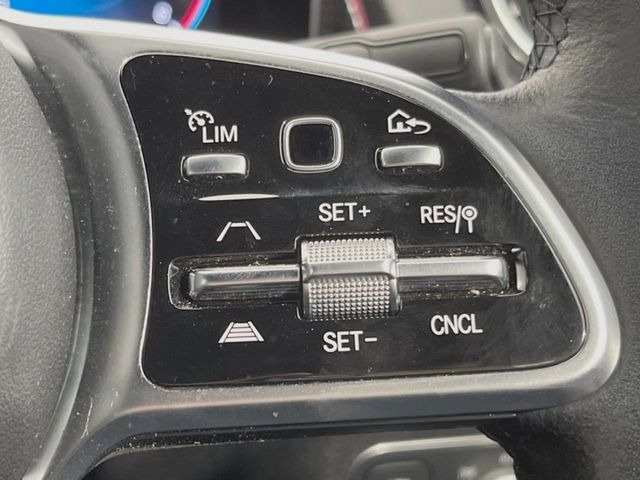 ●レーダークルーズコントロール:前の車との車間距離を一定にとりつつ、一定速度で自動走行してくれる次世代のクルーズコントロール!主に高速道路や自動車専用道路で使用する便利な機能です!