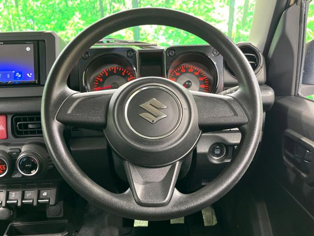 �C���e���A�ɍ��킹���f�U�C���̃X�e�A�����O�́A�^�]�������̂��Ƃ��l���A�^�]���₷���`��A�傫���ł��B�����x�A���ۂɐG���Ă��m���߂��������B