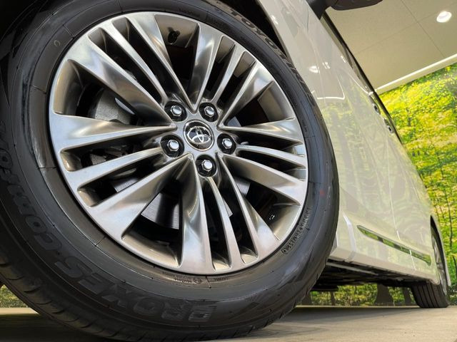 【純正18インチアルミホイール】外観にマッチした純正アルミホイールを装着しております。各種社外アルミホイールや、スタッドレスタイヤも取扱いしております。是非ご相談ください♪