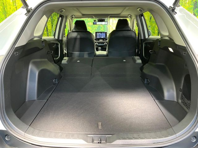 後席を格納すると、これだけの広さが!シーンに合わせたシートアレンジで、大きな荷物も積むことが出来ます♪