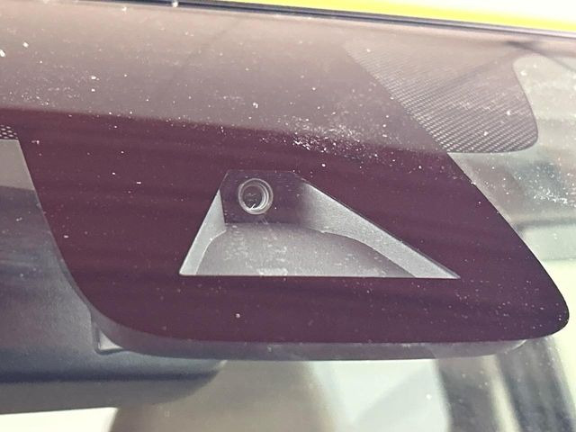 �y�C���e���W�F���g�G�}�[�W�F���V�[�u���[�L�z�t�����g�J�����őO���̎ԗ�����s�҂����m�B�Փ˂������Ȏ��͏Փ˔�Q�y���u���[�L���쓮�A�Փˉ�����T�|�[�g�B�����S�Ƀh���C�u�����y���݂��������܂��B