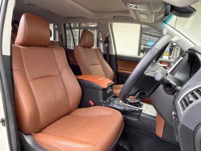 【ブラウンレザーシート】デザイン性が高く、高級感のある茶革シート。常に体に触れる部分だから、座り心地の良さにはこだわりたいですね♪汚れの付着や劣化を抑制する内装コーティング施工もおススメですよ♪