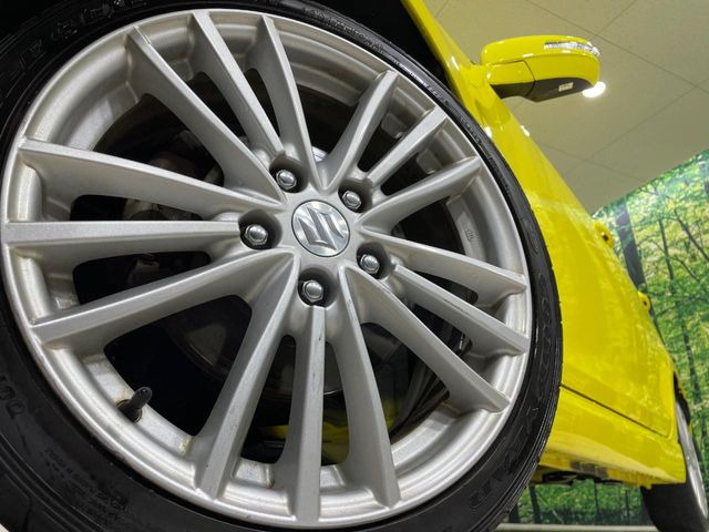 �y����17�C���`�A���~�z�C�[���z�O�ςɃ}�b�`���������A���~�z�C�[���𑕒����Ă���܂��B�e��ЊO�A���~�z�C�[����A�X�^�b�h���X�^�C�����戵�����Ă���܂��B���񂲑��k����������