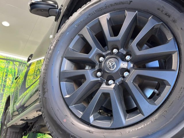 【純正18インチアルミホイール】外観にマッチした純正アルミホイールを装着しております。各種社外アルミホイールや、スタッドレスタイヤも取扱いしております。是非ご相談ください♪