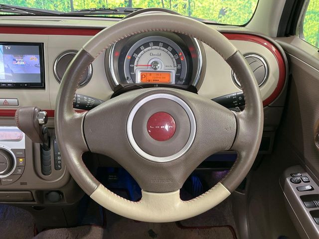 �C���e���A�ɍ��킹���f�U�C���̃X�e�A�����O�́A�^�]�������̂��Ƃ��l���A�^�]���₷���`��A�傫���ł��B�����x�A���ۂɐG���Ă��m���߂��������B