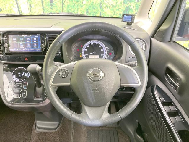 �C���e���A�ɍ��킹���f�U�C���̃X�e�A�����O�́A�^�]�������̂��Ƃ��l���A�^�]���₷���`��A�傫���ł��B�����x�A���ۂɐG���Ă��m���߂��������B