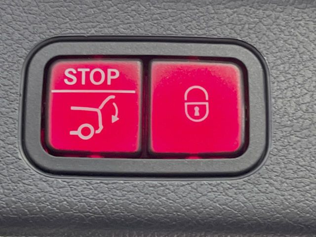 ●電動リアゲート:ワンタッチでリアゲートの開閉ができ、荷物などで両手が塞がっている状態でも簡単に開閉ができる便利機能です。