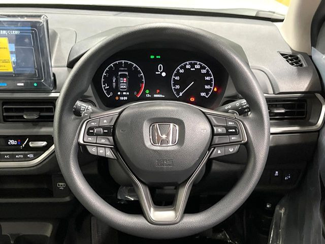 �C���e���A�ɍ��킹���f�U�C���̃X�e�A�����O�́A�^�]�������̂��Ƃ��l���A�^�]���₷���`��A�傫���ł��B�����x�A���ۂɐG���Ă��m���߂��������B