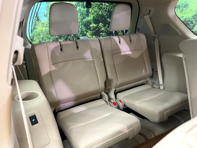 床下収納式のサードシートです。座席部分をコンパクトに収納でき、広大な荷室スペースとしてお使いいただけます!乗車人数や荷物の量など利用シーンに合わせて3列目を有効活用でき、とっても便利♪