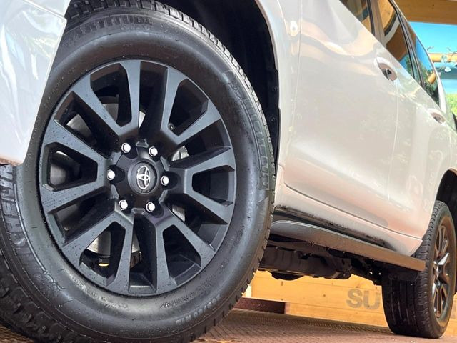 【純正18インチアルミホイール】外観にマッチした純正アルミホイールを装着しております。各種社外アルミホイールや、スタッドレスタイヤも取扱いしております。是非ご相談ください♪