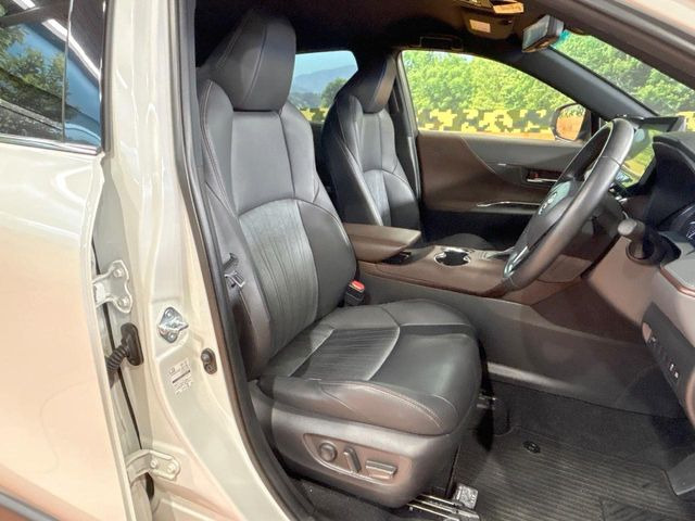 【ハーフレザーシート】高級感と座り心地を両立した人気のシート♪背面・座面のファブリック素材は、通気性の良さや滑りにくさに優れています。気温や服装に左右されず快適にお乗りいただけます。