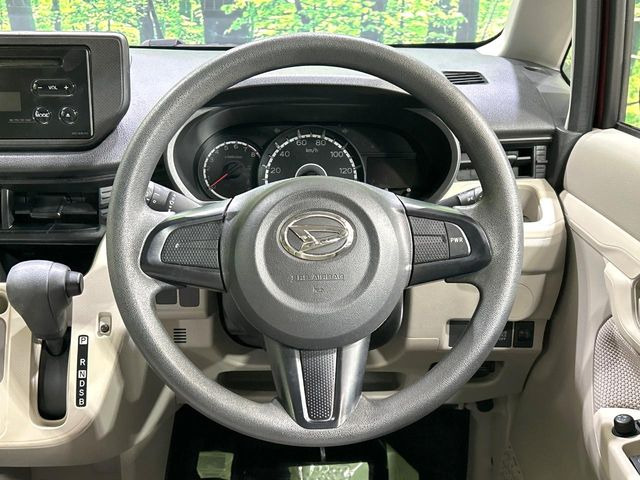 �C���e���A�ɍ��킹���f�U�C���̃X�e�A�����O�́A�^�]�������̂��Ƃ��l���A�^�]���₷���`��A�傫���ł��B�����x�A���ۂɐG���Ă��m���߂��������B