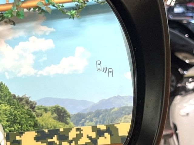 【ブラインドスポットモニター】走行中、ドアミラーの死角になりやすい箇所に後続車が接近するとサイドミラーのレンズに警告を表示!ドライバーに注意喚起をしてくれます。