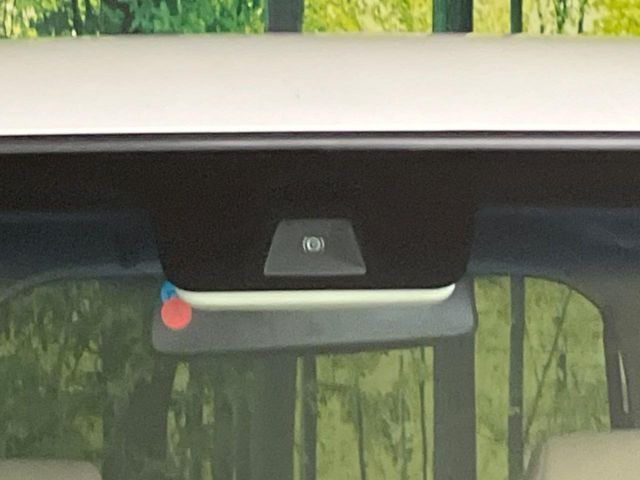 �y�z���_�Z���V���O�z���s���ɑO���̎ԗ�����F�����A�Փ˂������Ȏ��͌x��ƃu���[�L�ŏՓˉ���Ɣ�Q�y�����A�V�X�g�B�����S�Ƀh���C�u�����y���݂��������܂��B