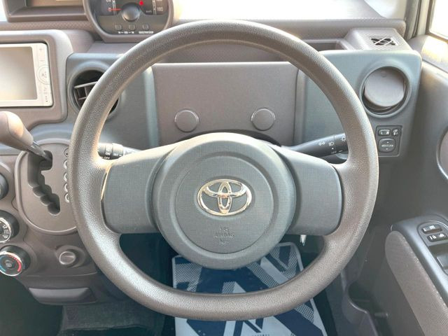 �C���e���A�ɍ��킹���f�U�C���̃X�e�A�����O�́A�^�]�������̂��Ƃ��l���A�^�]���₷���`��A�傫���ł��B�����x�A���ۂɐG���Ă��m���߂��������B