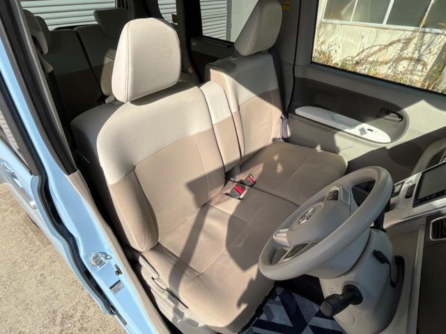 運転席まわりには十分なスペースがあり、大柄な方でもゆったり運転していただける環境です。