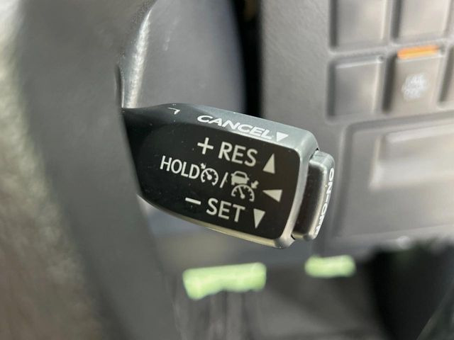 【レーダークルーズコントロール】高速道路での長距離走行が楽に!!自動で速度を保つクルーズコントロールが、衝突軽減システムと連携し、前方の車両を感知して車間を保つように速度調節してくれます!!