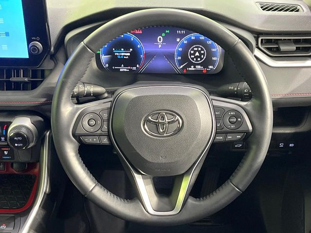 【ステアリングヒーター】冬場に冷たくなりやすい革巻きステアリングを、スイッチ一つで素早く適温に!エアコンよりも早く温まってくれるので、寒い日の運転も快適になりますね♪