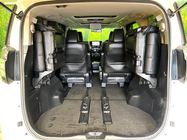 ���i�̂���������ʋ΁A���}���ɏ\���ȉ׎��X�y�[�X���m�ۂ��Ă���܂��B�Z�J���h�V�[�g��|���ƁA�傫�ȉו��̐ύڂ��\�ł���