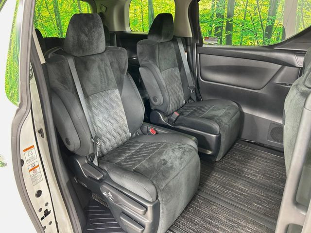 後部座席も気になるようなキズ・汚れやへたり等、大きなダメージはなく、良好な状態です。