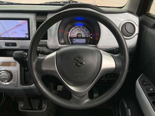 �C���e���A�ɍ��킹���f�U�C���̃X�e�A�����O�́A�^�]�������̂��Ƃ��l���A�^�]���₷���`��A�傫���ł��B�����x�A���ۂɐG���Ă��m���߂��������B
