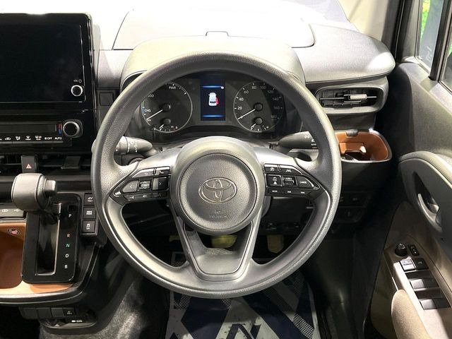 �C���e���A�ɍ��킹���f�U�C���̃X�e�A�����O�́A�^�]�������̂��Ƃ��l���A�^�]���₷���`��A�傫���ł��B�����x�A���ۂɐG���Ă��m���߂��������B
