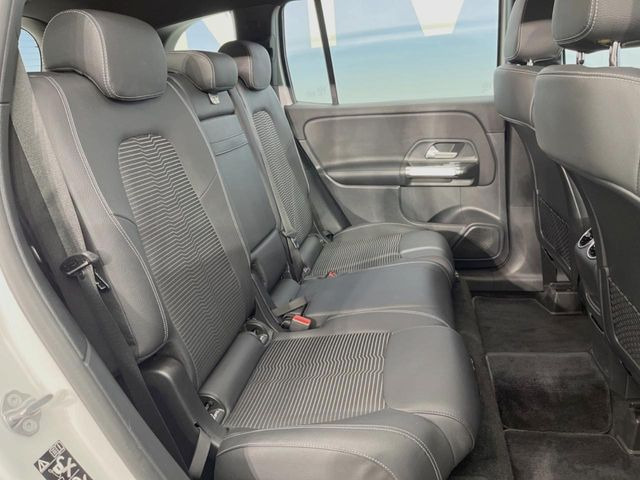 ●後部座席も気になるようなキズ・汚れやへたり等、大きなダメージはなく、良好な状態です。