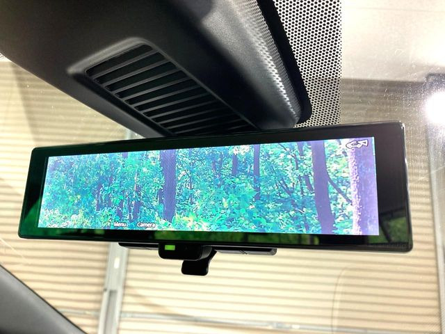 【インテリジェントルームミラー】後席の大きな荷物や同乗者で後方が確認しづらい時でも安心!カメラが撮影した車両後方の映像をルームミラー内に表示。クリアな視界で状況の確認が可能です!