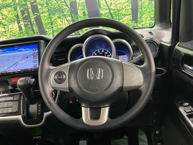 �C���e���A�ɍ��킹���f�U�C���̃X�e�A�����O�́A�^�]�������̂��Ƃ��l���A�^�]���₷���`��A�傫���ł��B�����x�A���ۂɐG���Ă��m���߂��������B