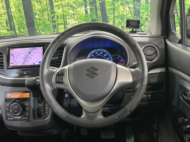 �C���e���A�ɍ��킹���f�U�C���̃X�e�A�����O�́A�^�]�������̂��Ƃ��l���A�^�]���₷���`��A�傫���ł��B�����x�A���ۂɐG���Ă��m���߂��������B