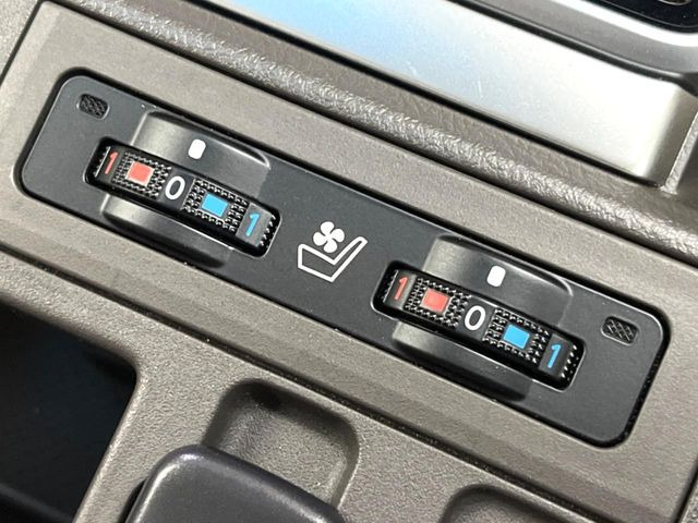 【シートベンチレーション】夏場は涼しい風でお尻や背中の熱やムレを防ぎ、冬はエアコンよりも早く温まってポカポカに!季節を問わず快適に過ごせます。