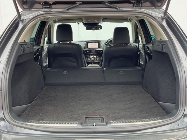 ���i�̂���������ʋ΁A���}���ɏ\���ȉ׎��X�y�[�X���m�ۂ��Ă���܂��B�Z�J���h�V�[�g��|���ƁA�傫�ȉו��̐ύڂ��\�ł���