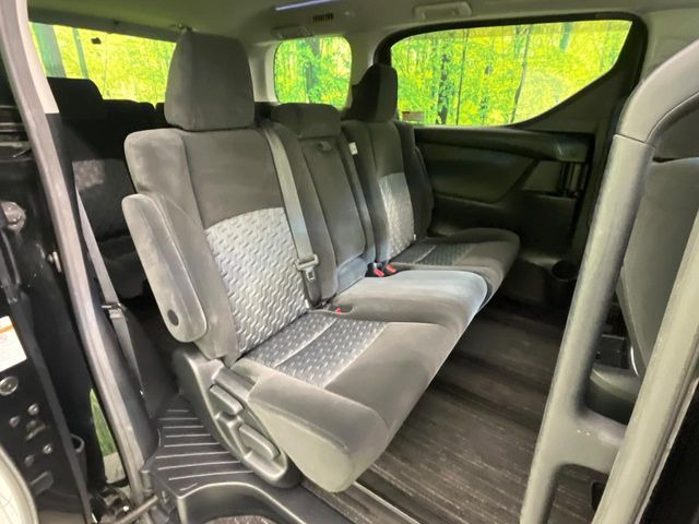 後部座席も気になるようなキズ・汚れやへたり等、大きなダメージはなく、良好な状態です。