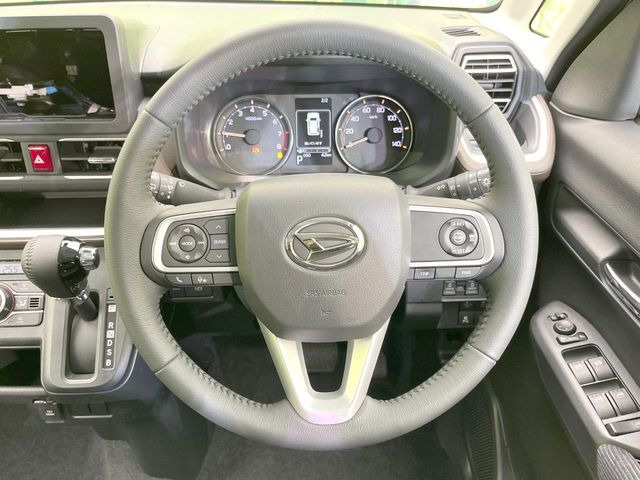 �C���e���A�ɍ��킹���f�U�C���̃X�e�A�����O�́A�^�]�������̂��Ƃ��l���A�^�]���₷���`��A�傫���ł��B�����x�A���ۂɐG���Ă��m���߂��������B