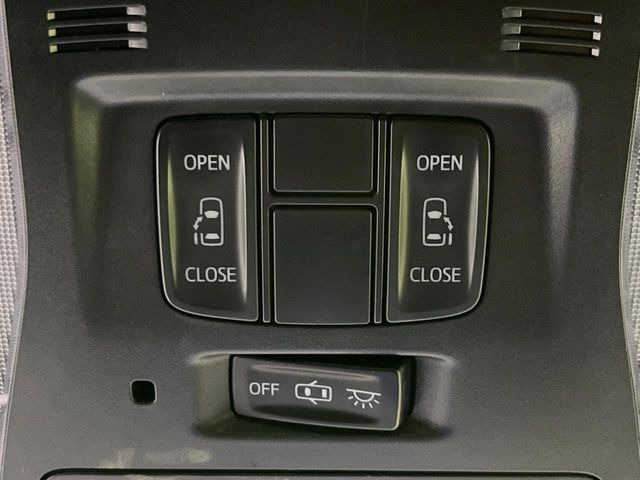 【両側パワースライドドア】スマートキーや運転席のスイッチで後席両側スライドドアの開閉が可能♪電動だから力を入れてドアを開ける必要が無く、小さなお子様でも簡単に開け閉めでき快適です♪