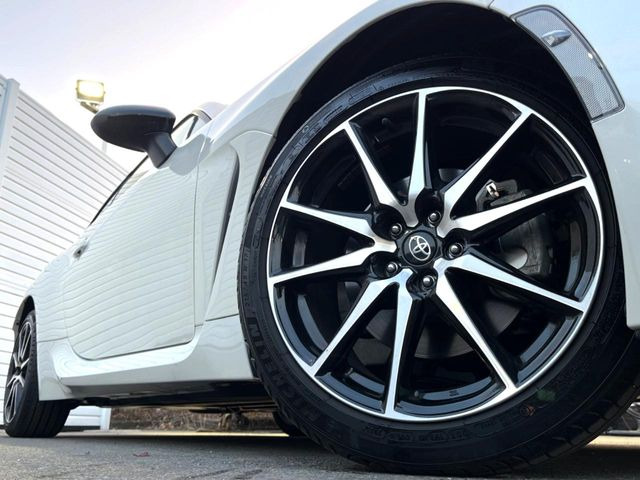 �y����17�C���`�A���~�z�C�[���z�O�ςɃ}�b�`���������A���~�z�C�[���𑕒����Ă���܂��B�e��ЊO�A���~�z�C�[����A�X�^�b�h���X�^�C�����戵�����Ă���܂��B���񂲑��k����������