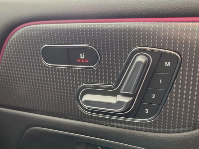 ●メモリー付きパワーシート:あなたに合わせたシートポジションが3つまで登録可能!フルパワーシートだから座席調整も楽々♪お好みのシートポジションで、ストレスないドライブをお楽しみください。