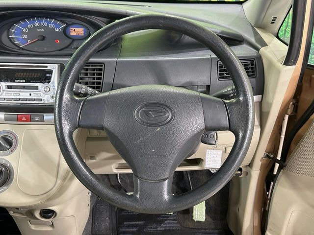 �C���e���A�ɍ��킹���f�U�C���̃X�e�A�����O�́A�^�]�������̂��Ƃ��l���A�^�]���₷���`��A�傫���ł��B�����x�A���ۂɐG���Ă��m���߂��������B