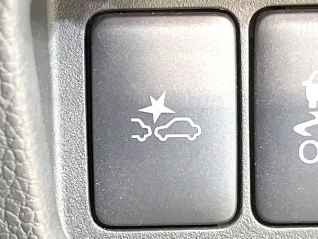 �y�G�}�[�W�F���V�[�u���[�L�z���s���ɑO���̎ԗ�����F�����A�Փ˂������Ȏ��͌x��ƃu���[�L�ŏՓˉ���Ɣ�Q�y�����A�V�X�g�B�����S�Ƀh���C�u�����y���݂��������܂��B