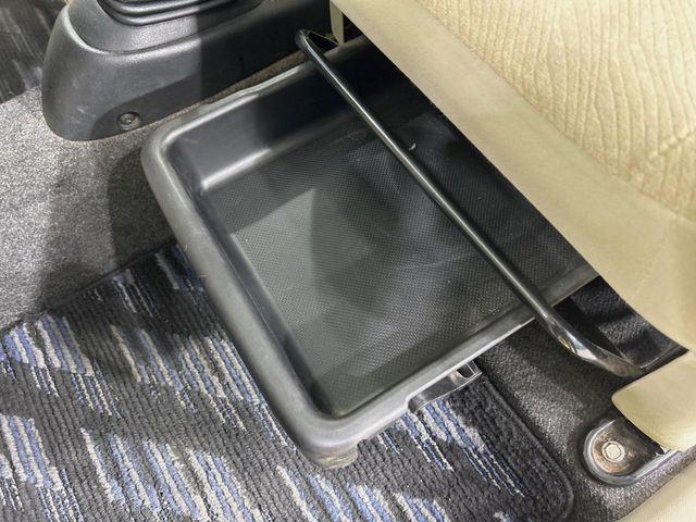 �y�V�[�g�A���_�[�{�b�N�X�z�V�[�g�̉��ɑ�e�ʂ̎��[�X�y�[�X��������Ă���A�C���ԃO�b�Y�ȂǁA�O���猩��ꂽ���Ȃ����̂�����������[�ł��ĕ֗�!