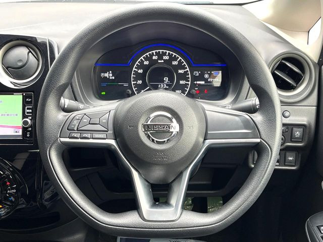 �C���e���A�ɍ��킹���f�U�C���̃X�e�A�����O�́A�^�]�������̂��Ƃ��l���A�^�]���₷���`��A�傫���ł��B�����x�A���ۂɐG���Ă��m���߂��������B