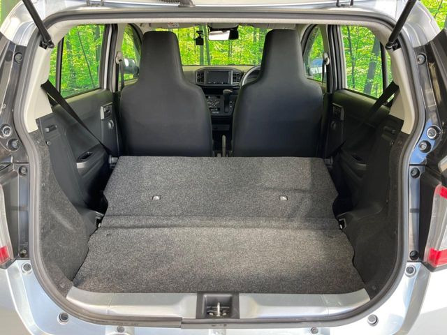 ���i�̂���������ʋ΁A���}���ɏ\���ȉ׎��X�y�[�X���m�ۂ��Ă���܂��B�Z�J���h�V�[�g��|���ƁA�傫�ȉו��̐ύڂ��\�ł���