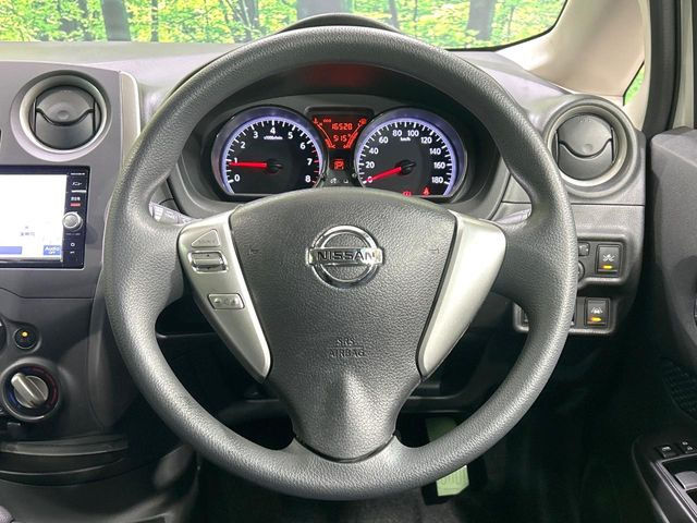 �C���e���A�ɍ��킹���f�U�C���̃X�e�A�����O�́A�^�]�������̂��Ƃ��l���A�^�]���₷���`��A�傫���ł��B�����x�A���ۂɐG���Ă��m���߂��������B